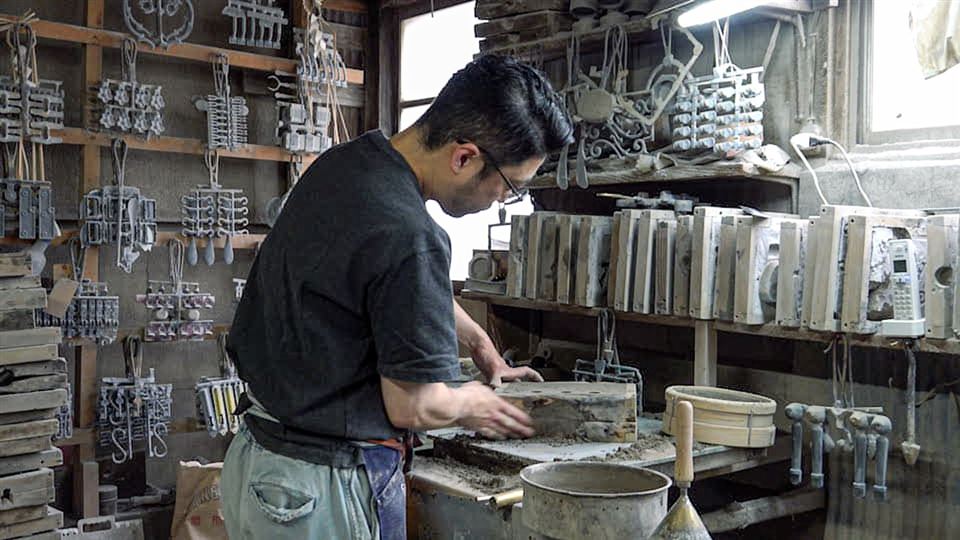 砂型鋳造の作業をする職人