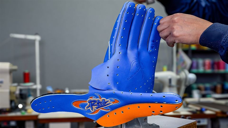 野球グローブの革を仕立てる手元