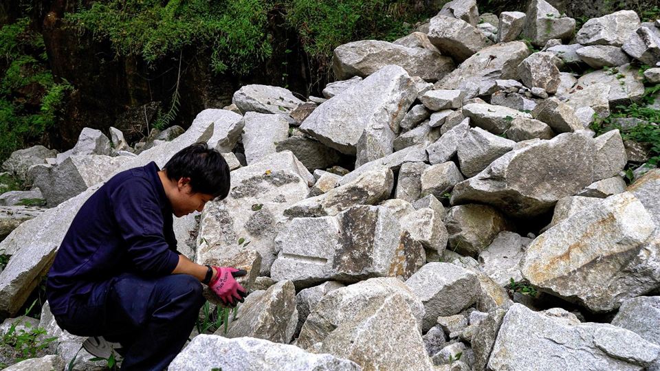 石の廃材を選ぶ石工職人