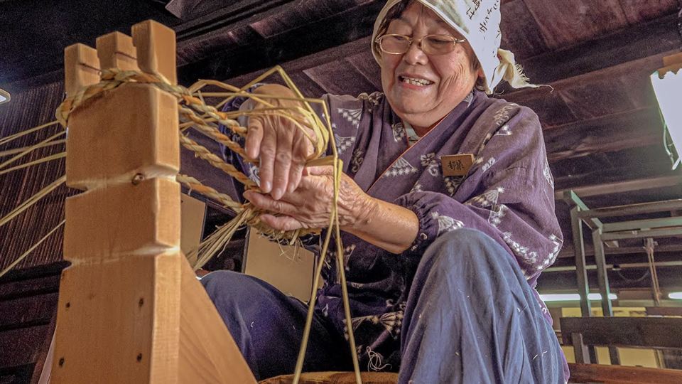藁草履を編む女性職人