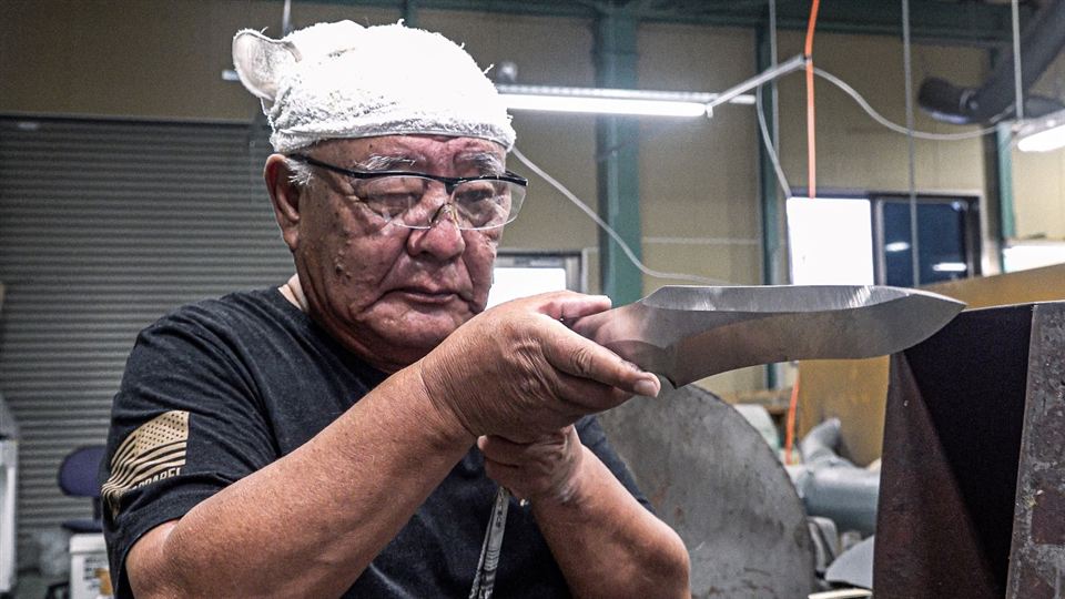 ナイフの刃を確かめる職人