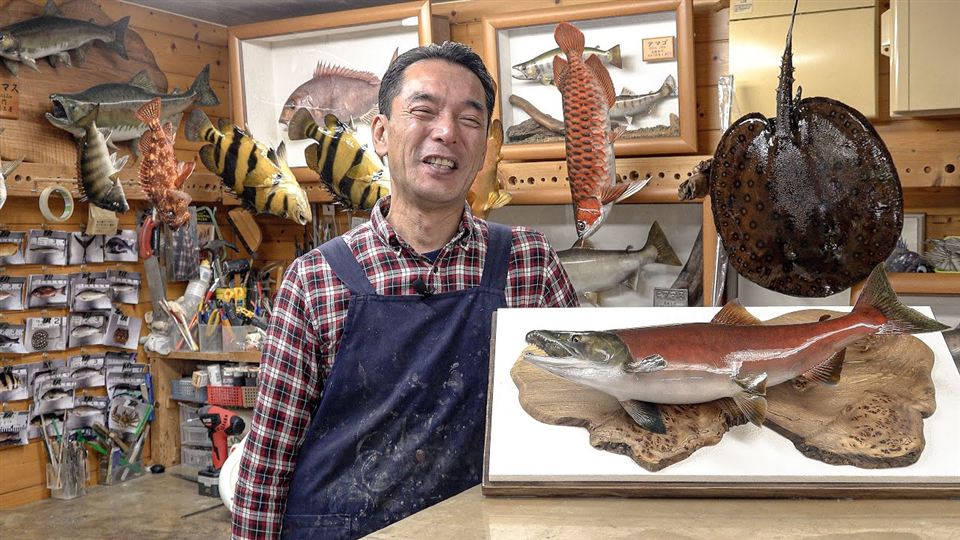 魚の剥製を作る職人